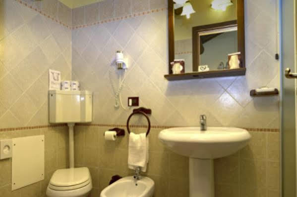 Hotel Antico Casale Vigarano Mainarda ภายนอก รูปภาพ